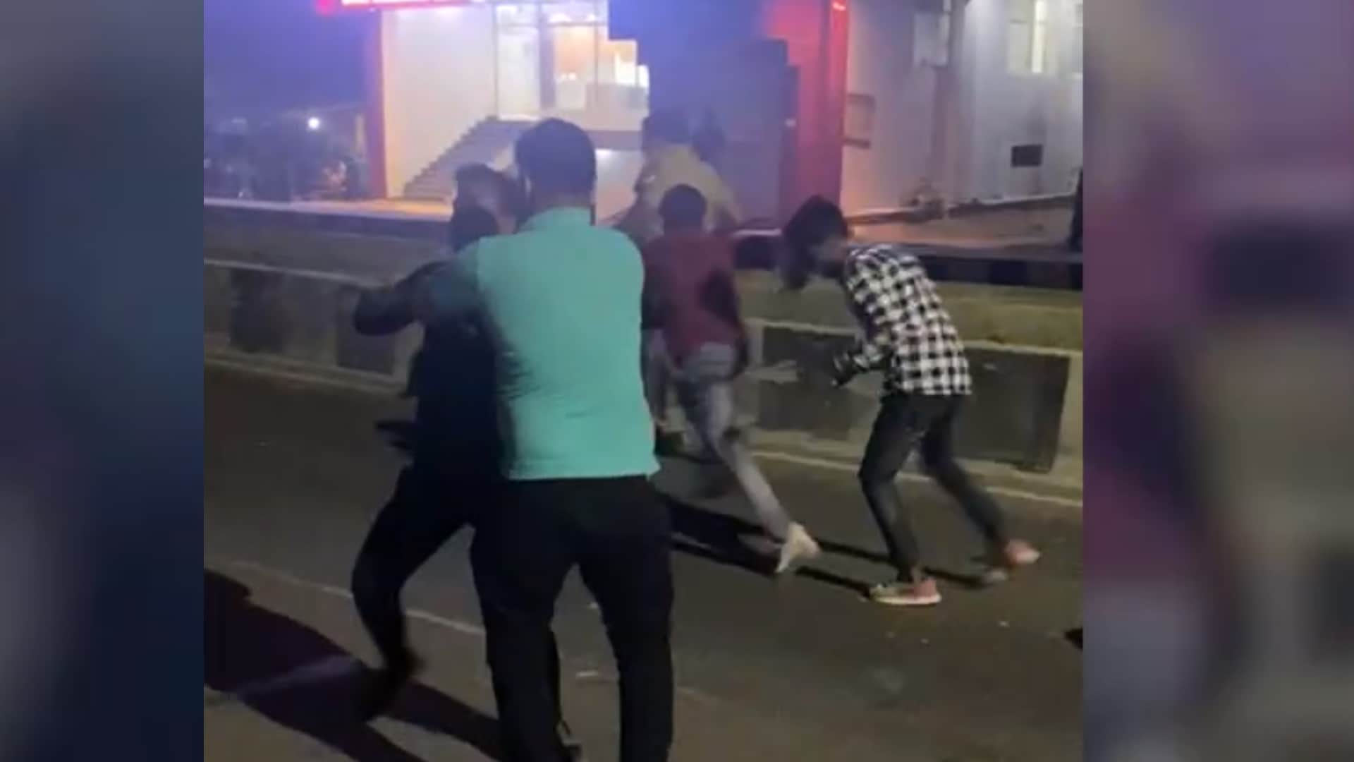 A police man got beaten by four men in para in Lucknow.