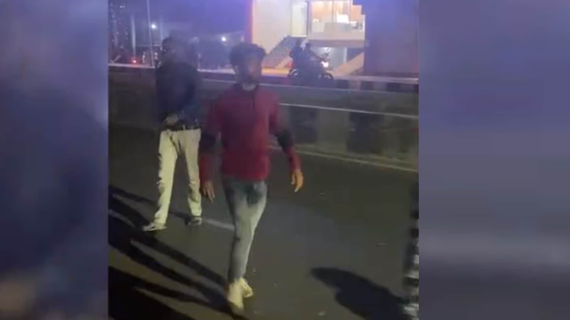 A police man got beaten by four men in para in Lucknow.