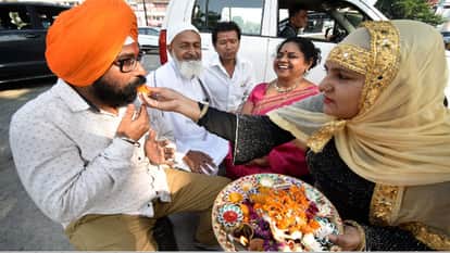Prayagraj News :  भाई की सलामती के लिए मुस्लिम बहन ने भाई दूज पर्व मनाया।
