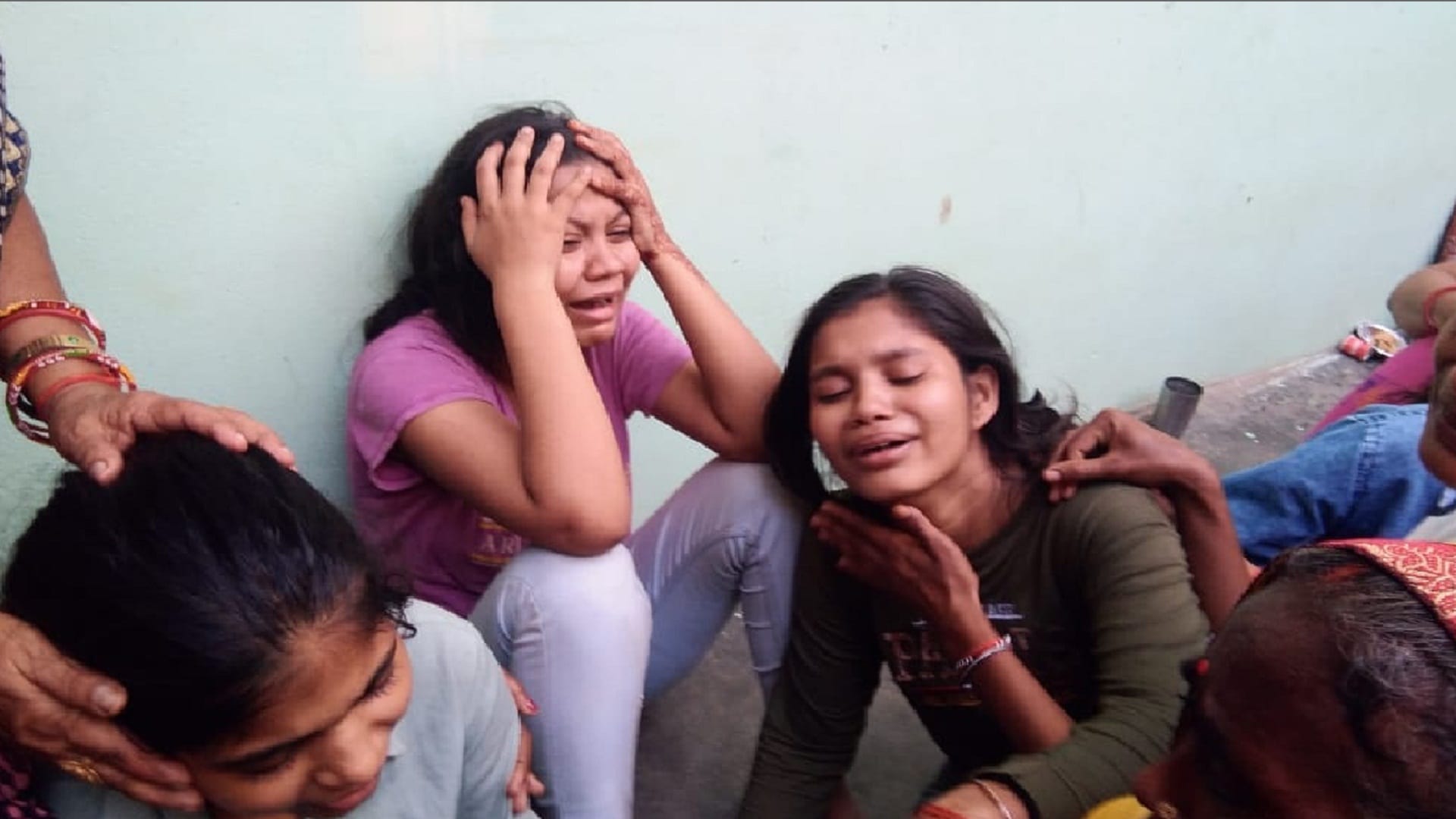 Prayagraj Accident Six dead bodies raised together there was a cry