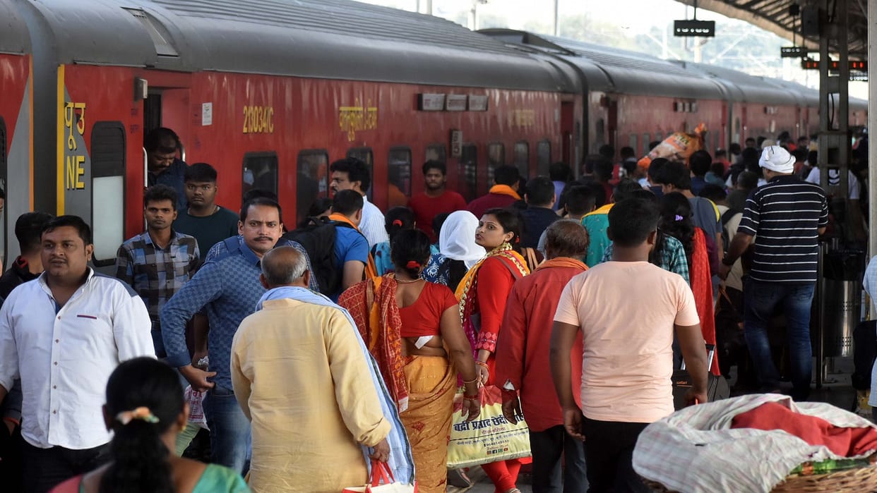 Chhath Puja Special 256 Train In Maharashtra Know Platform Ticket in Just 30 to 50rs News in Hindi
