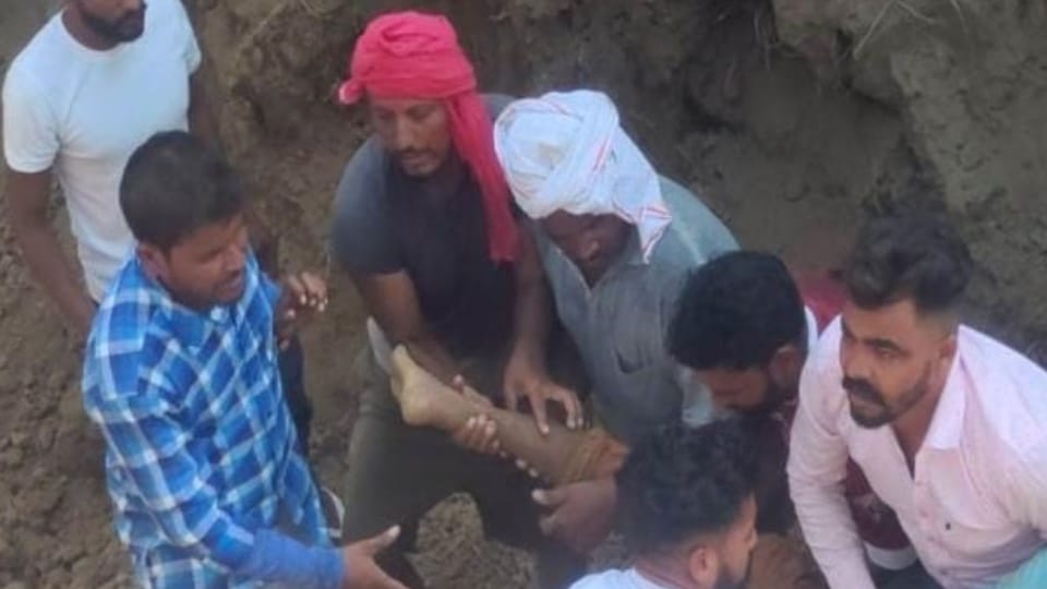 Five laborers got buried in mud during cleaning of UBDC defense drain in Tarn Taran, one died