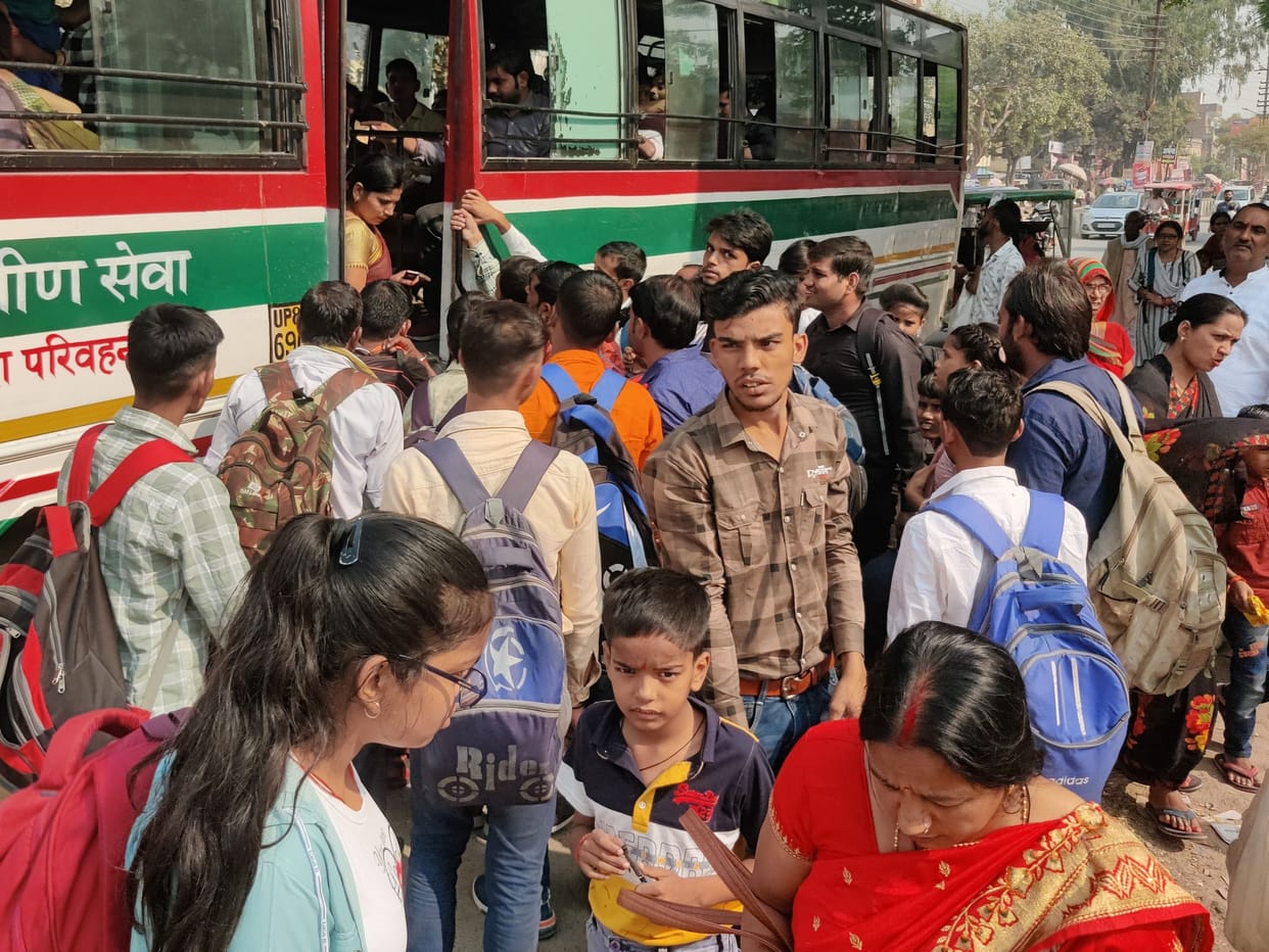 Crowds of passengers gathered on Dooj, the buses fell
