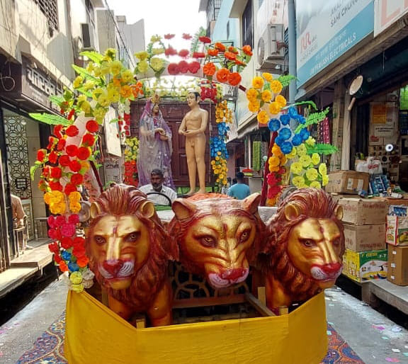 Golden Rath Yatra taken out on the Nirvana Festival of Lord Mahavir