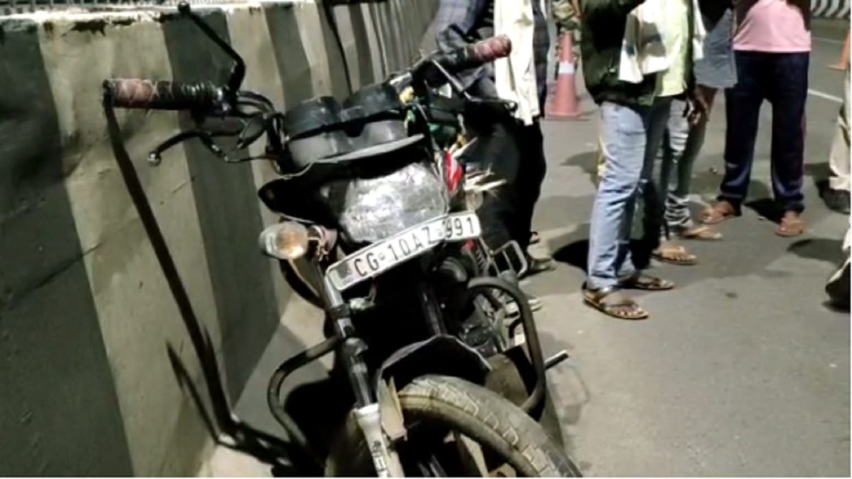 bike rider dies due to trailer collision in chhattisgarh bilaspur