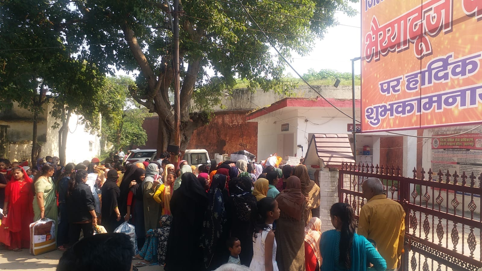 UP: sisters prayed after tilaking brothers in prison, long queues In Bijnor-Saharanpur district jail