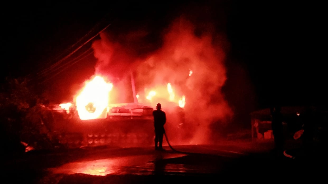Kashipur News: CNG cylinder truck caught fire after collided with transformer