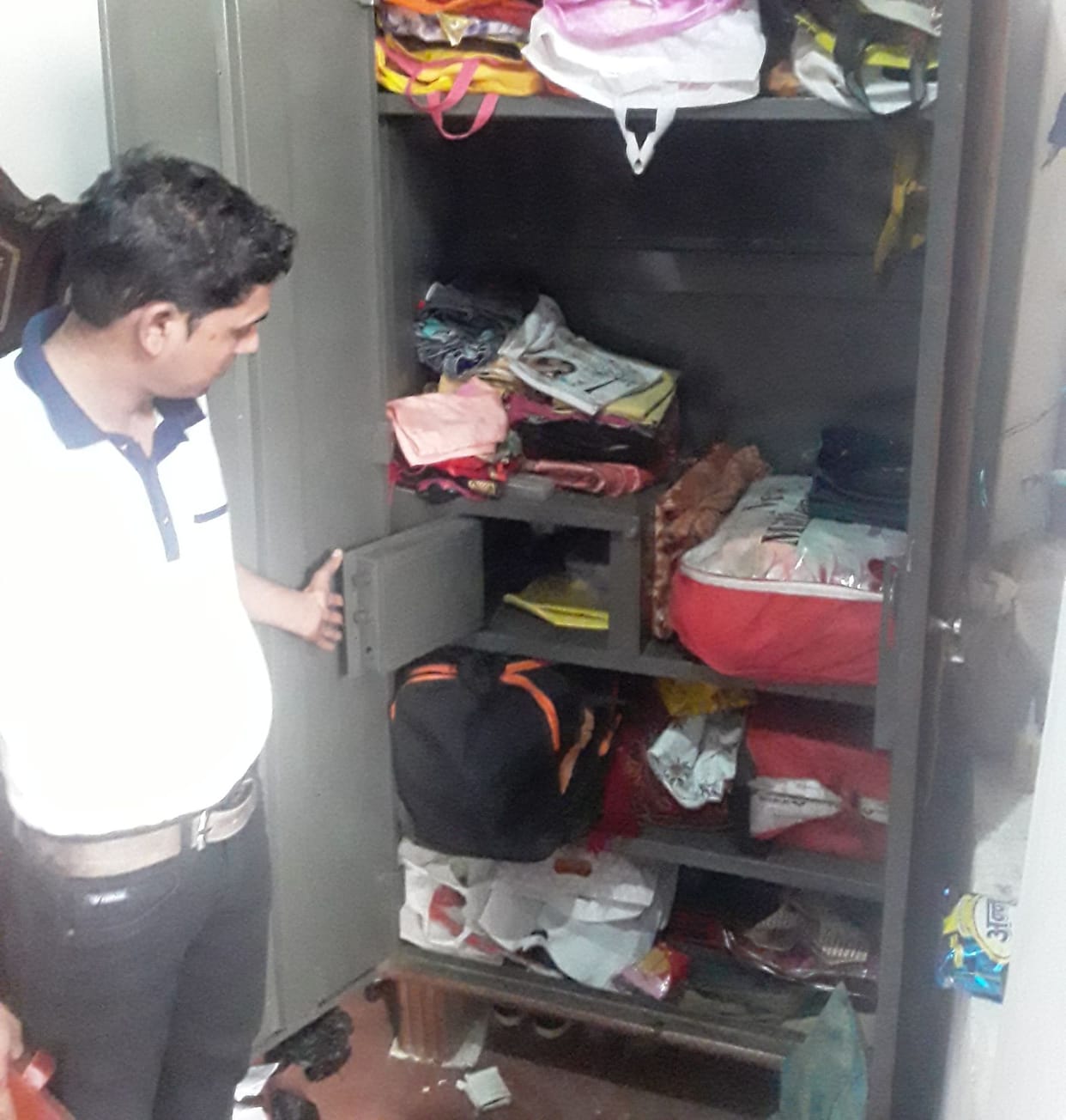 10 lakh theft from two houses, attempt in two