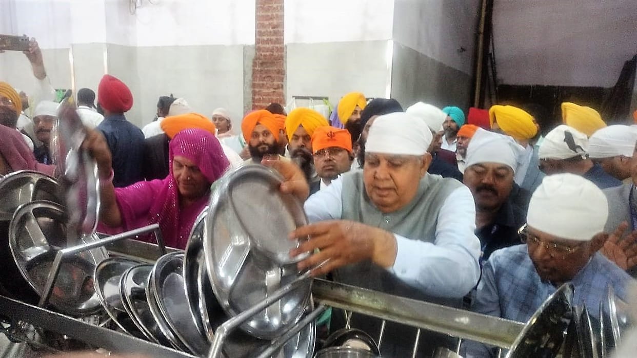 Vice President pays obeisance at Sri Harimandir Sahib