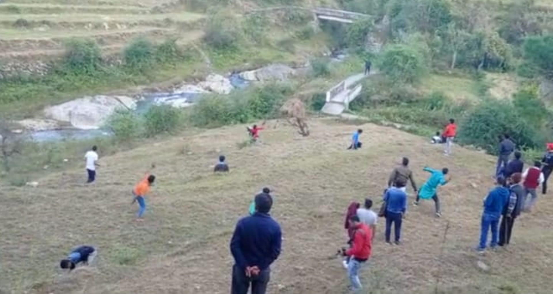 Govardhan Puja Uttarakhand Almora Stone war Takula Block old tradition many injured uttarakhand news in hindi