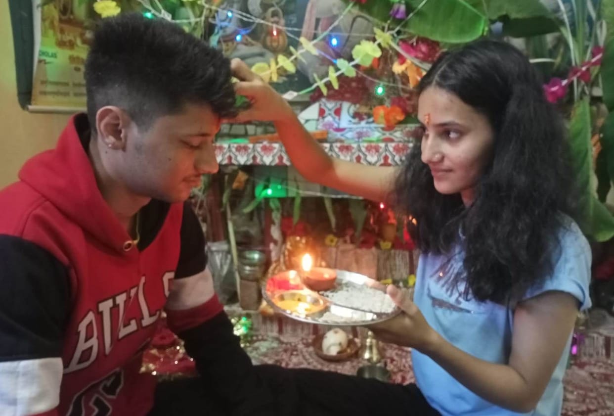 Sisters worship their brothers' heads with chewing gum
