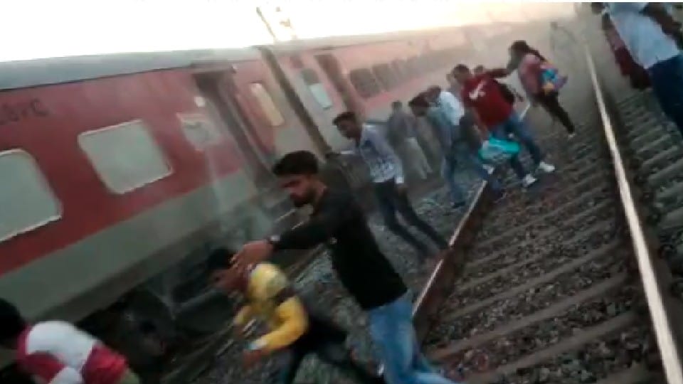 Damoh: Smoke emanated from the wheels of Delhi-bound Gondwana Express, stirred up passengers
