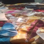 फ्लैट में बिखरा पड़ा सामान