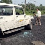 घटनास्थल पर खड़ी क्षतिग्रस्त गाड़ी