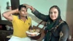 झिंझाना में भैया दूज पर प्रद्युमन कौशिक को तिलक करती तबस्सुम।