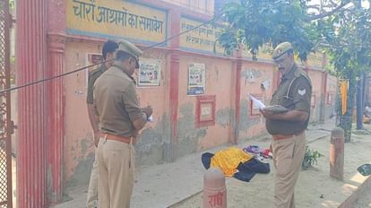 घटनास्थल पर जांच करती पुलिस