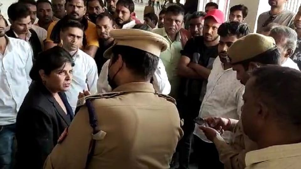 Confrontation between women advocates in Kasganj court