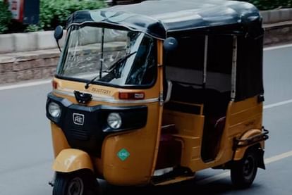 Car Driver licence applicants using auto rickshaws instead of cars for driving tests on automated tracks