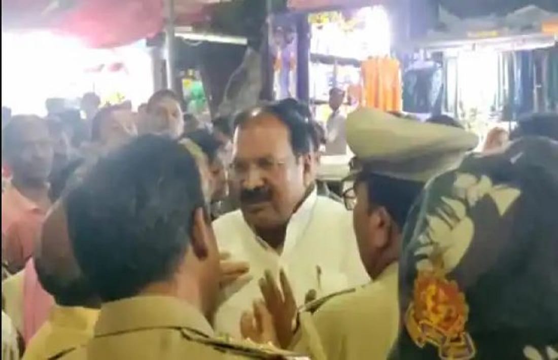 Samajwadi party MLA sangram singh yadav and daroga heated deabte near ballia railway station