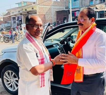 चित्रकूट में पीएम के भाई पंकज मोदी का स्वागत करते भाजपा जिलाध्यक्ष चंद्रप्रकाश खरे।संवाद