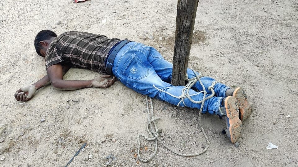 Young man tied to a pole and beaten on suspicion of bag theft