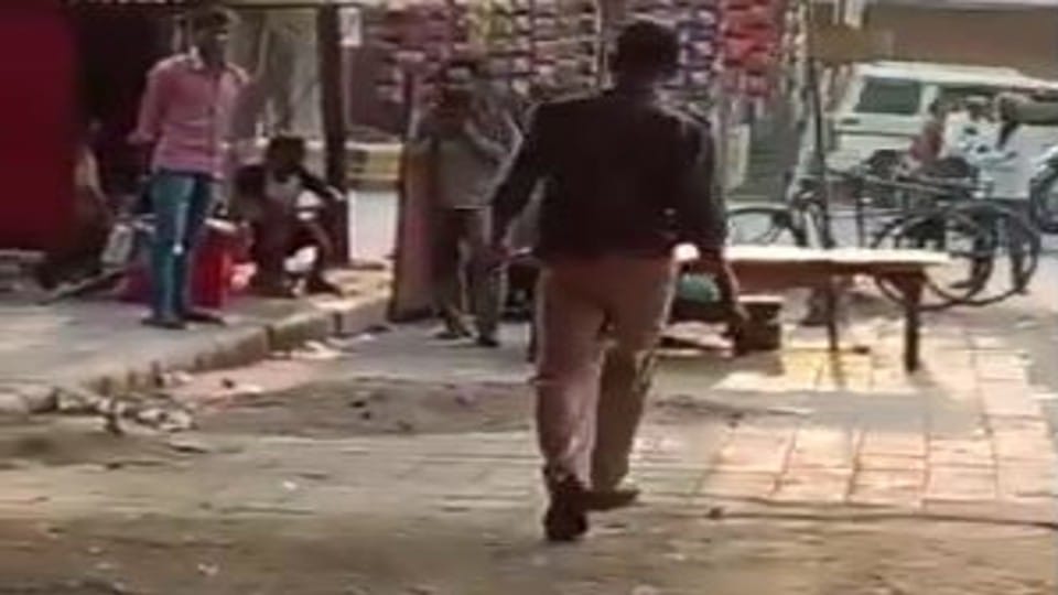 Drunk constable created ruckus on the road video goes viral in agra