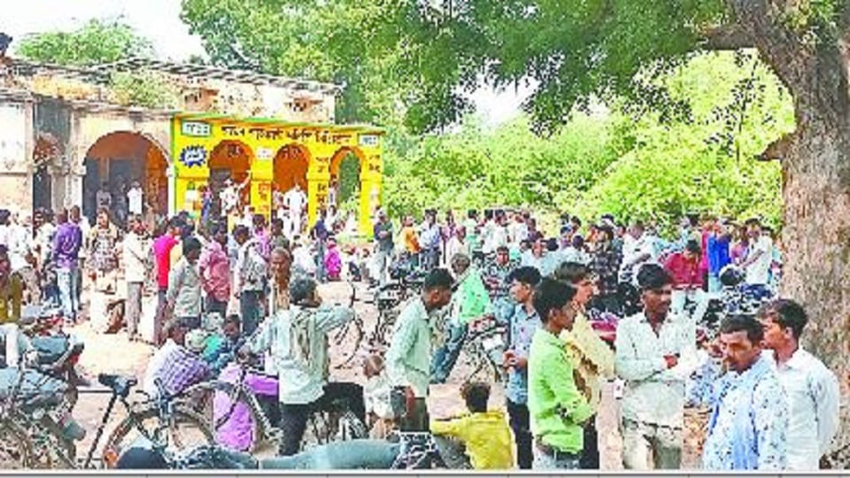 Fertilizer shortage Crowd of farmers on cooperative societies in Firozabad uproar for DAP