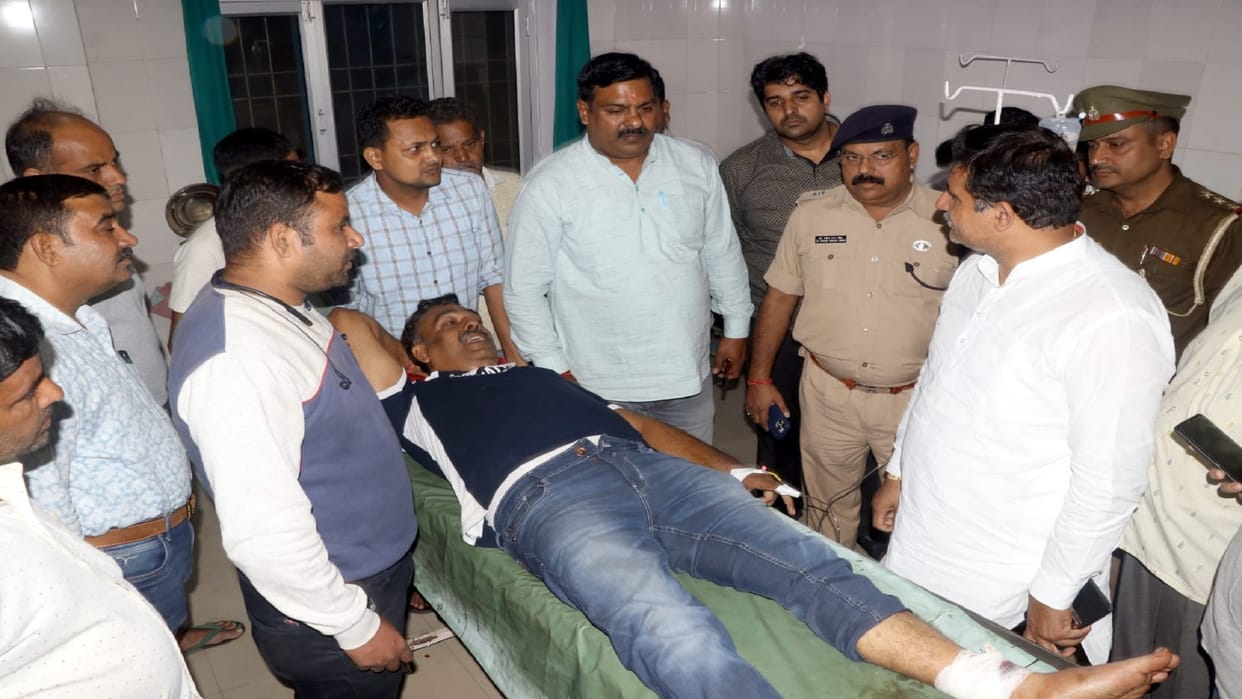 Bijnaur The miscreants shot the brother of the BJP city president the bike riders were running away after chai