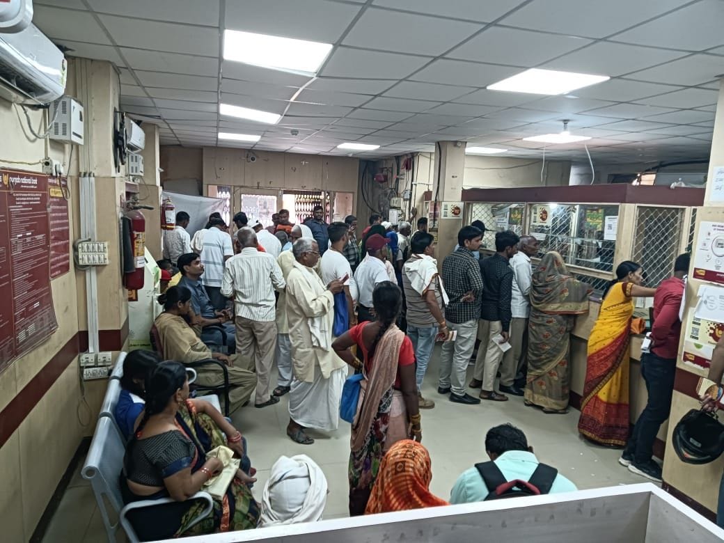 Banks open after holiday, crowd of account holders