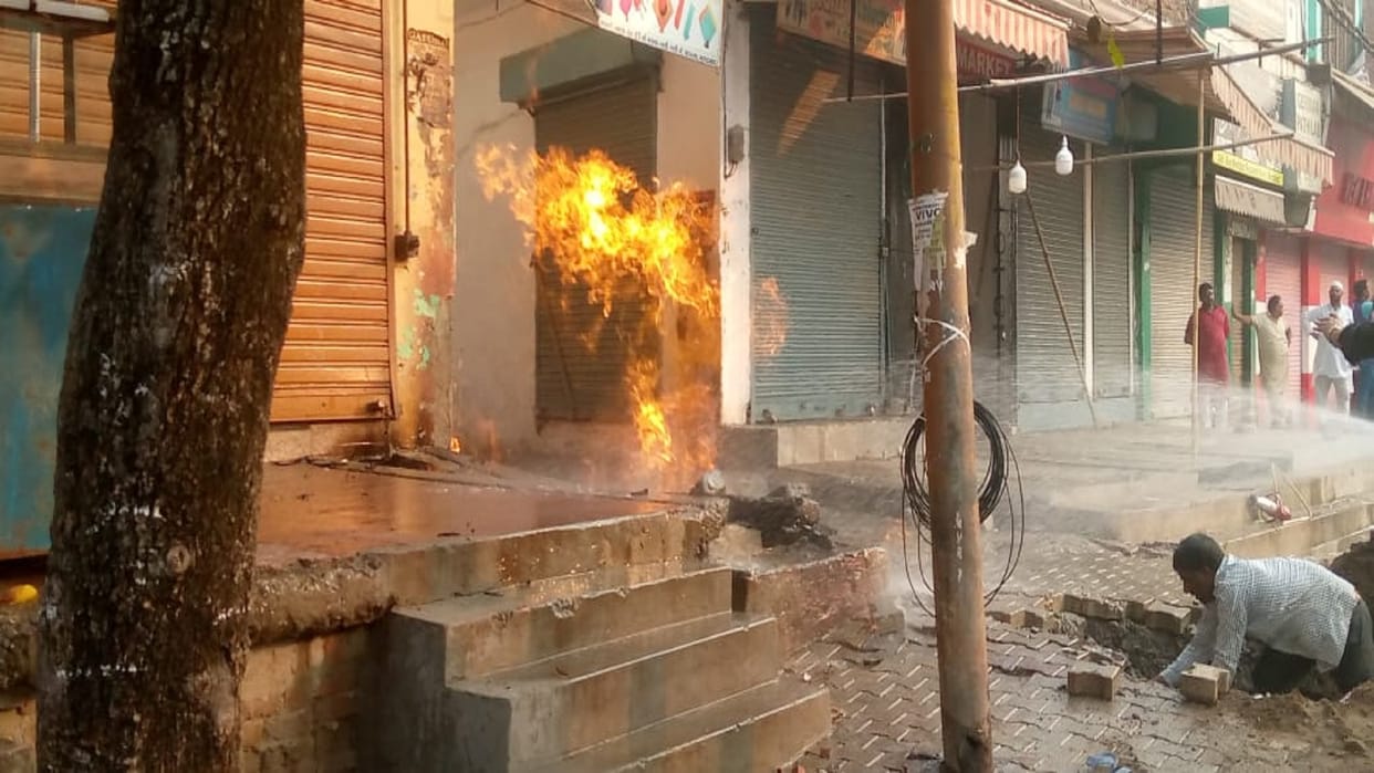 Moradabad A massive fire caused by leakage in the gas pipeline in front of the petrol pump