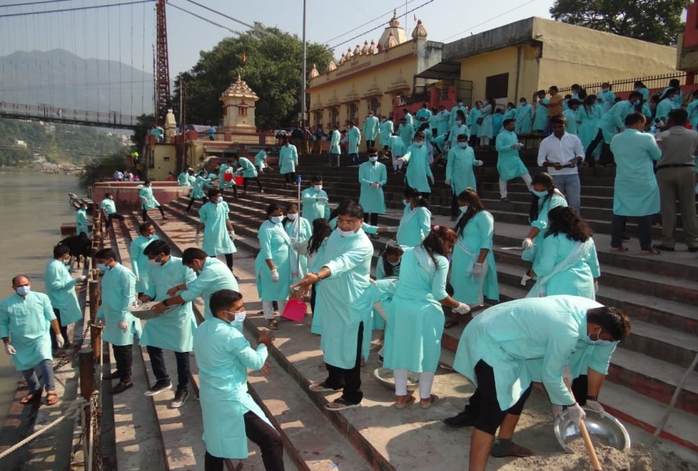 Rishikesh News: famous diamond merchant From Surat in cleanliness drive on Ganga Ghats with 950 employees