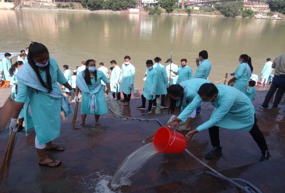 Rishikesh News: famous diamond merchant From Surat in cleanliness drive on Ganga Ghats with 950 employees