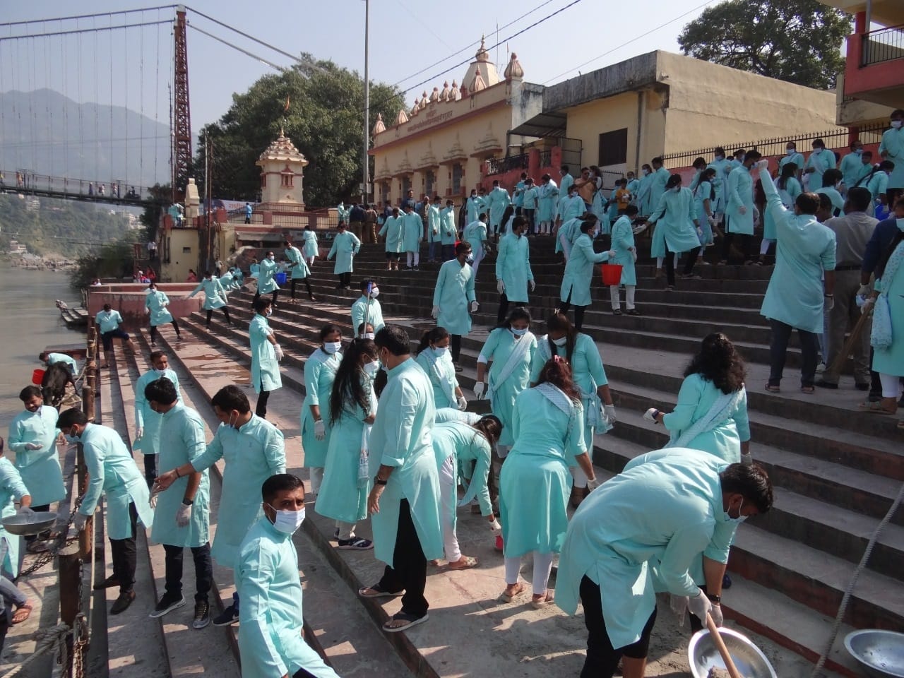Rishikesh News: famous diamond merchant From Surat in cleanliness drive on Ganga Ghats with 950 employees