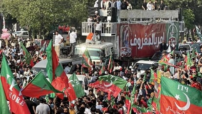 first time in Pakistan, people on the road even against the army, know what Imran Khan will do next after the
