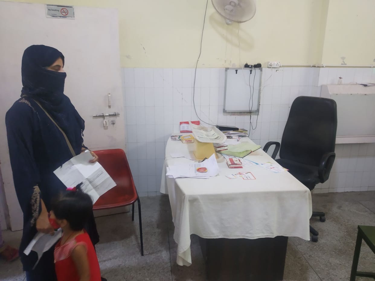 Banda: Crowd gathered in OPD, doctors' chairs remained empty