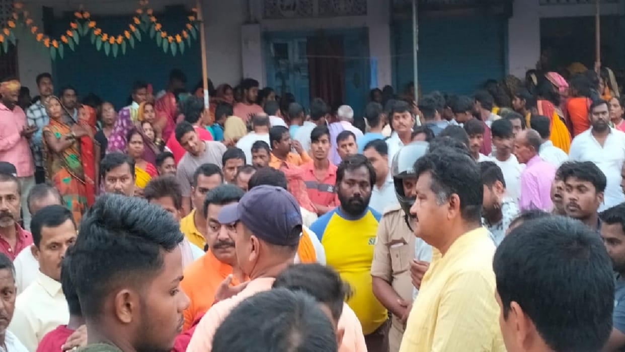 By keeping body of pot trader relatives blocked in Gorakhpur
