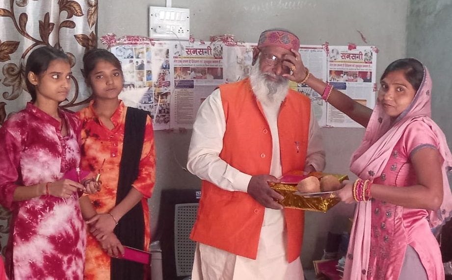 62 sisters decorated the forehead of Muslim brother with tilak