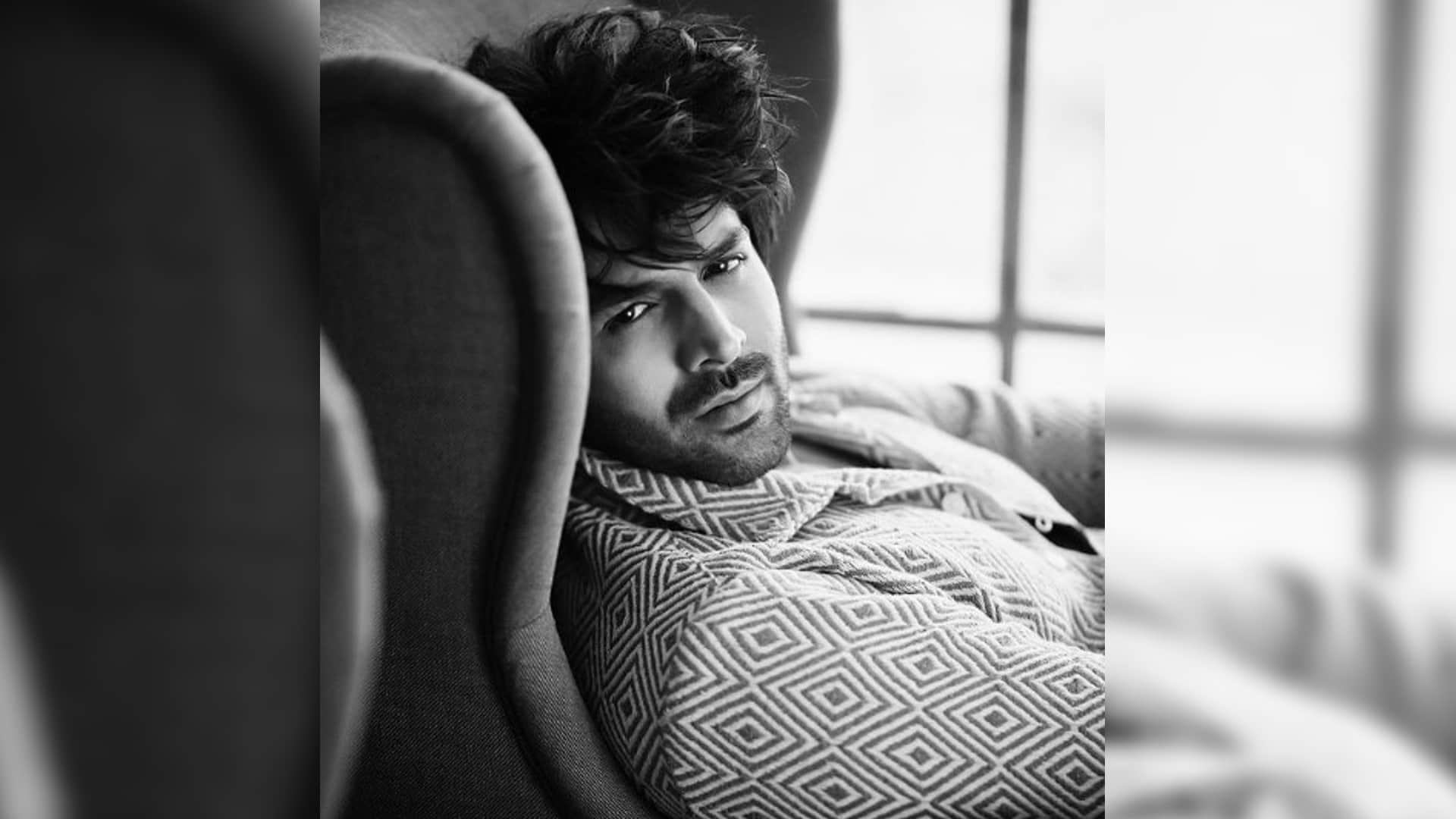 satyaprem ki katha kartik aaryan followed by fans in ahmedabad during shooting