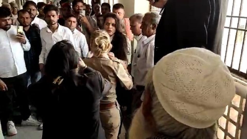Confrontation between women advocates in Kasganj court