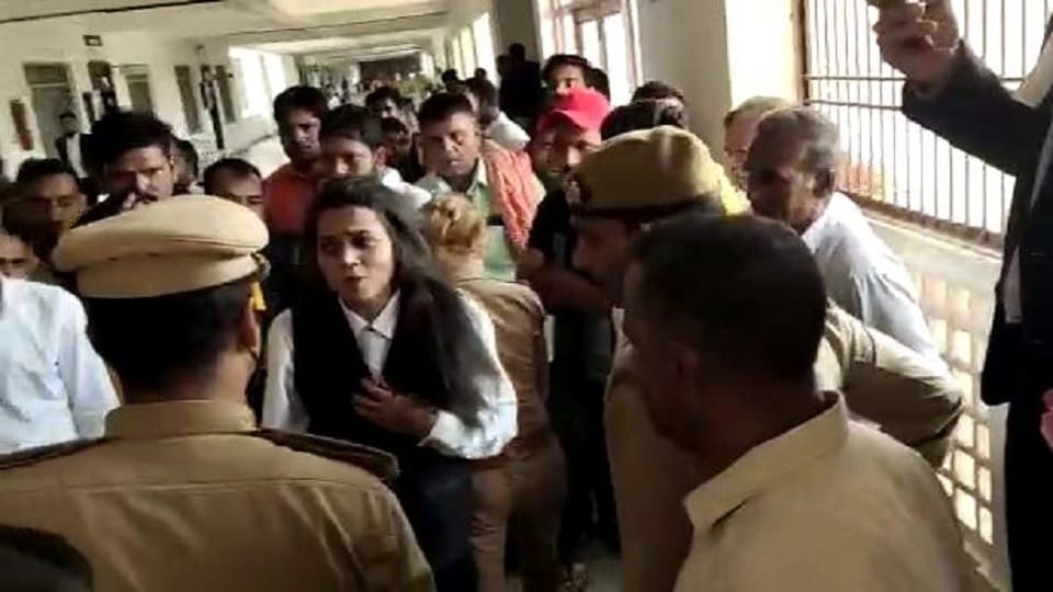 Confrontation between women advocates in Kasganj court