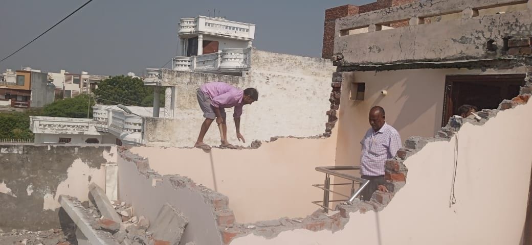 Patwari's house built under the high tension line was demolished
