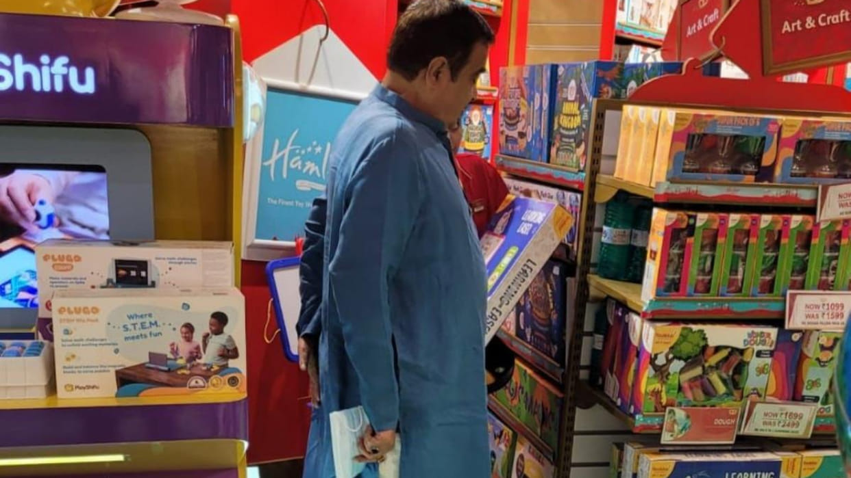 Nitin Gadkari: The Union Minister was seen walking in the toy shop, know what work did he reach?