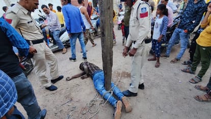 Young man tied to a pole and beaten on suspicion of bag theft