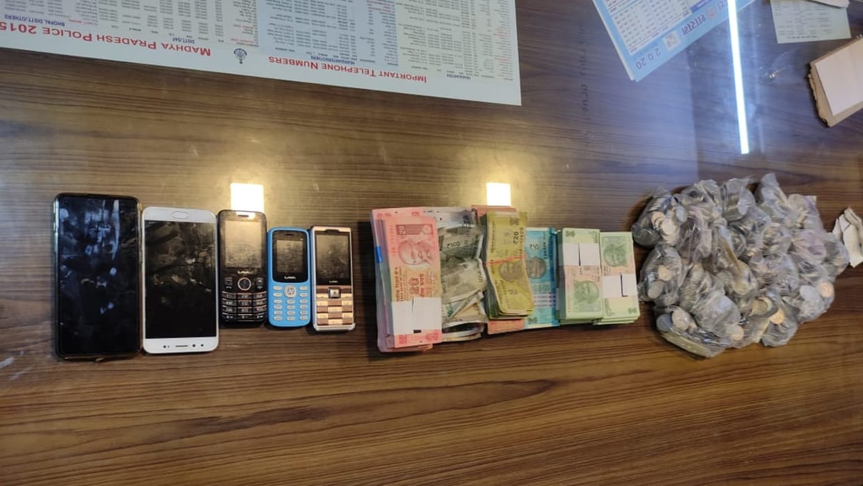 Bookie caught betting on World Cup match in Sehore, 26 thousand rupees and five mobile phones seized