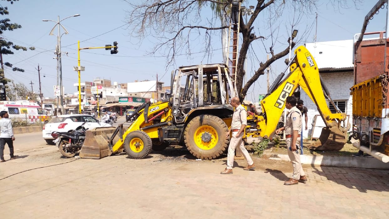 Fire in JCB machines parked at petrol pump in Katni police engaged in search of scooty rider caught in CCTV