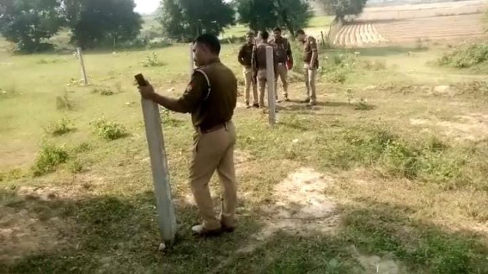 man dead body found hanging from tree on the side of Agra-Lucknow Expressway
