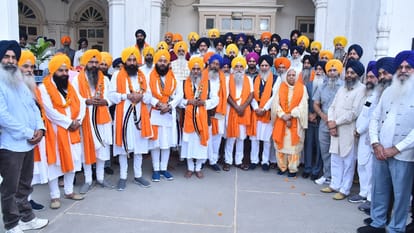 पाकिस्तान के लिए रवाना होते सिख श्रद्धालु।