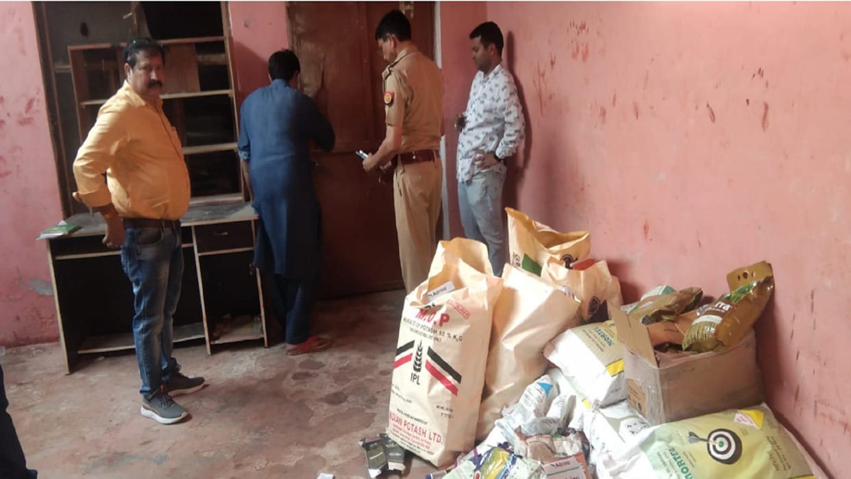 raided in Factory in Deoband of Saharanpur, fake fertilizer recovered and sealed by DAO