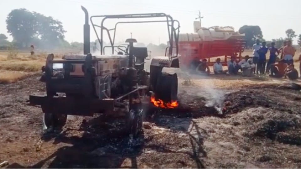 Damoh: Crop and tractor charred due to fire, three people scorched in an accident during threshing