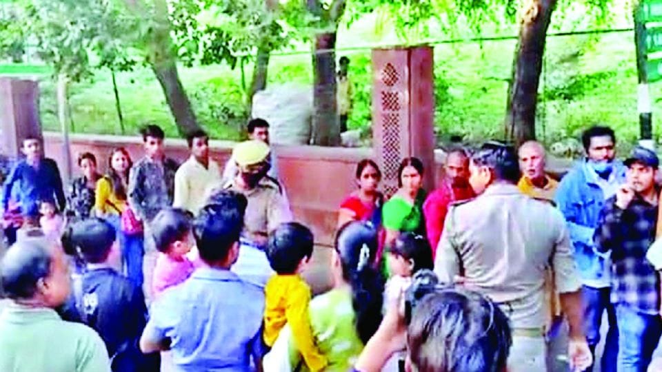 Drunk constable created ruckus on the road video goes viral in agra